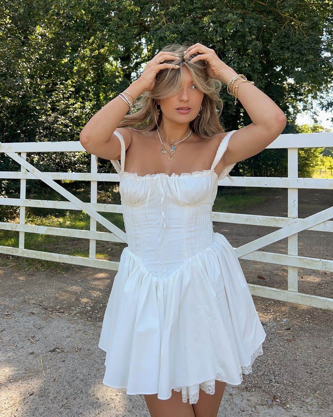 PANDORAさんのインスタグラム写真 - (PANDORAInstagram)「@laurencrowe88 proving it's still the season for a little white dress + layered jewellery. ☀️ #Pandora #PandoraNecklace #PandoraBracelet」9月16日 2時16分 - theofficialpandora