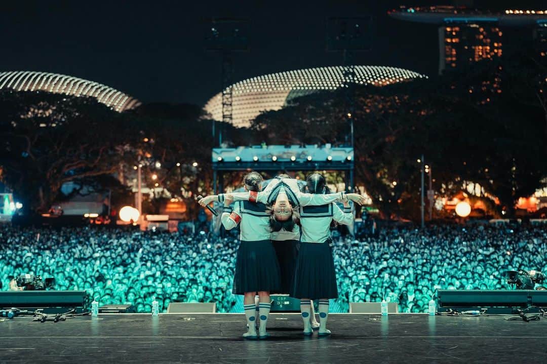 新しい学校のリーダーズのインスタグラム：「2023.9.15「FORMULA1 SINGAPORE AIRLINES SINGAPORE GRAND PRIX 2023」🏎💫   Our first show in Singapore 🇸🇬🇸🇬 Thankyou! This is ATARASHIIGAKKO! We are from JAPAN🔥  <SETLIST> 1. 最終人類(Final Humanity) 2. Fantastico 3. Otona Blue Remix 4. Pineapple Kryptonite F1 Remix 🏎 5. NAINAINAI  photo @qhventures @piqya」