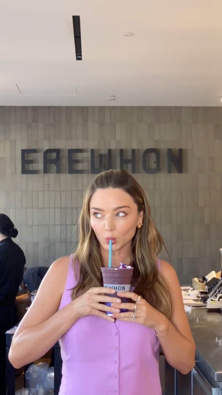 ミランダ・カーのインスタグラム：「Me 🤝 Vitamix  Check out my KORA Glow Smoothie at @erewhonmarket all month long 💜」