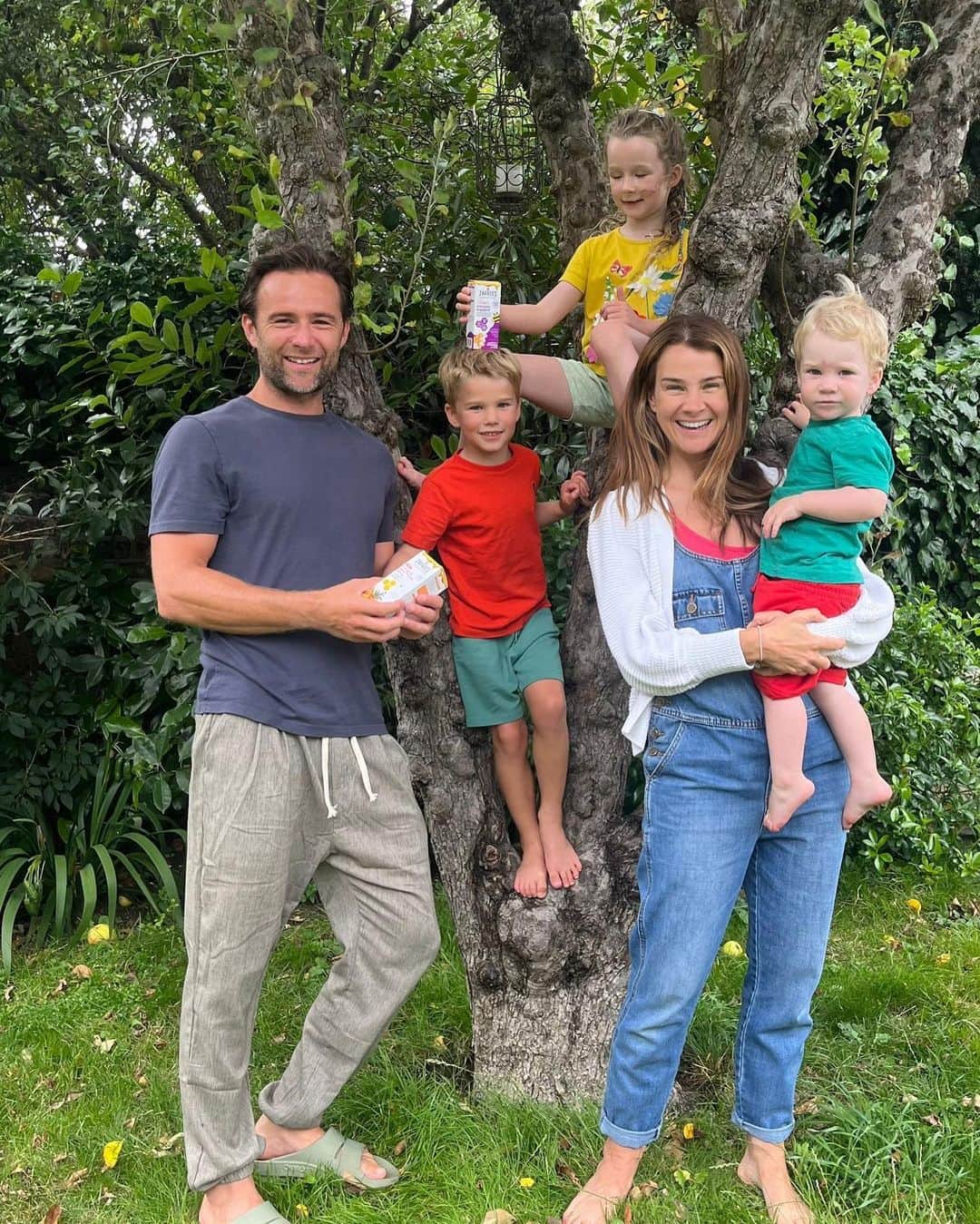 ハリー・ジャッドのインスタグラム：「#ad We’re always trying to find ways to support our family’s health & wellbeing*, so we are very happy to be partnering with new family brand, Zarbee’s®️. This new range of wellness products uses natural ingredients, blending honey, botanicals, and vitamins. The Immune Support range helps families to support their immune system (our kids are enjoying the Children’s Immune Support) and there is also a range of Cough & Sore Throat syrups to help relieve any cough dry or chesty, which is exactly what we are looking for as a family. The full range lands in @bootsuk this week! Have you seen it yet? @zarbeesukire #ZarbeesUK  Cough & Sore Throat syrups are medical devices. 2+ years. *Vitamin D helps maintain a normal immune system. Immune Support liquids are food supplements and shouldn’t substitute a varied balanced diet. 3+ years.」