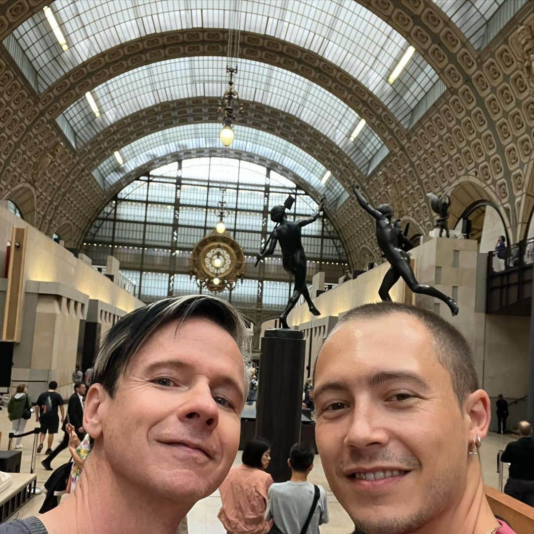 ジョン・キャメロン・ミッチェルのインスタグラム：「Me and @kirill.grn at @museeorsay checking out the nouveau!」