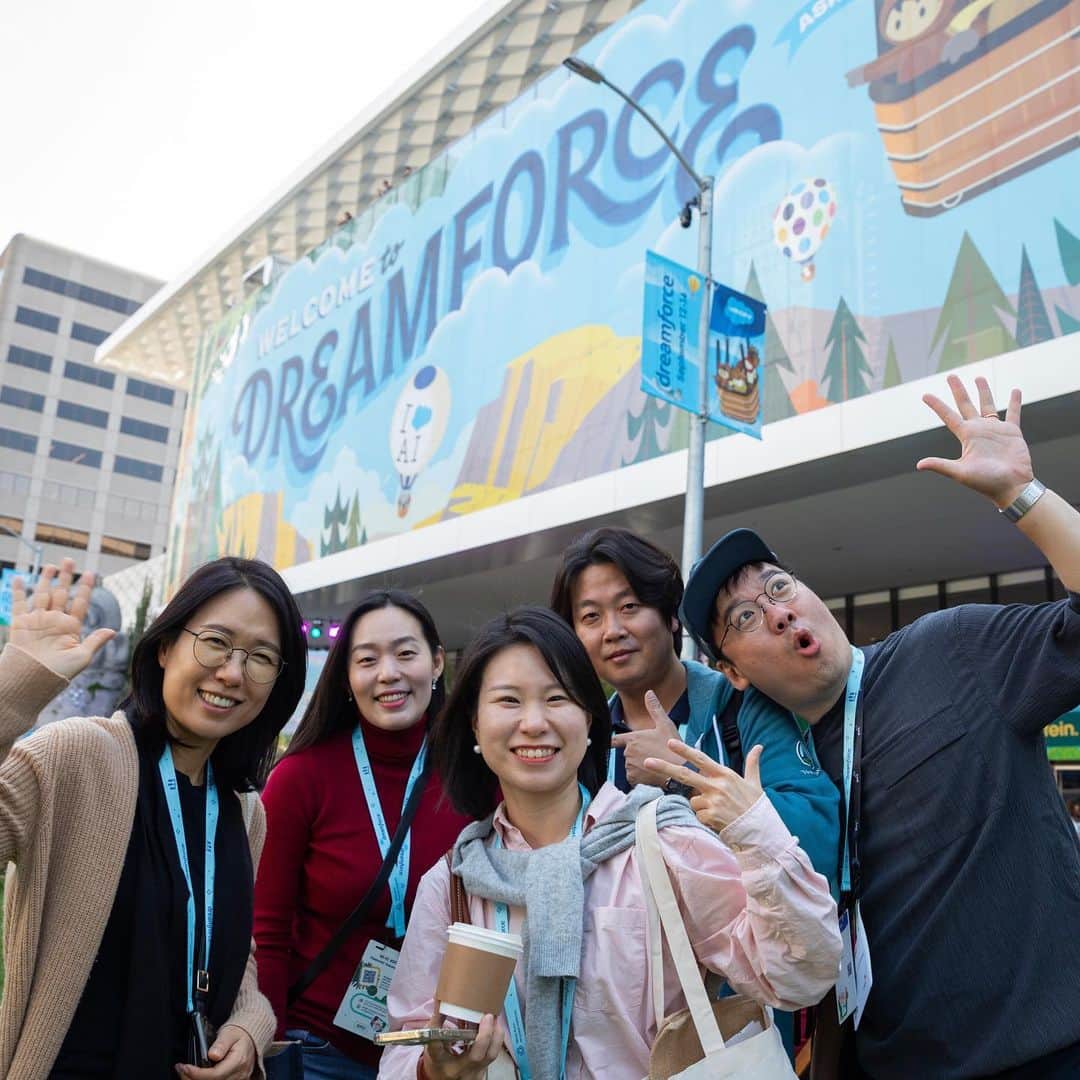 Salesforce さんのインスタグラム写真 - (Salesforce Instagram)「Thank you to the thousands of Trailblazers who joined us for 3 days of Data + AI + CRM + Trust at #DF23!  🤖 The #1 AI event 🤝 With the #1 AI CRM 🌉 In the #1 AI city in the world  ICYMI: Replay the magic on Salesforce+ at the link in bio.」9月16日 2時47分 - salesforce