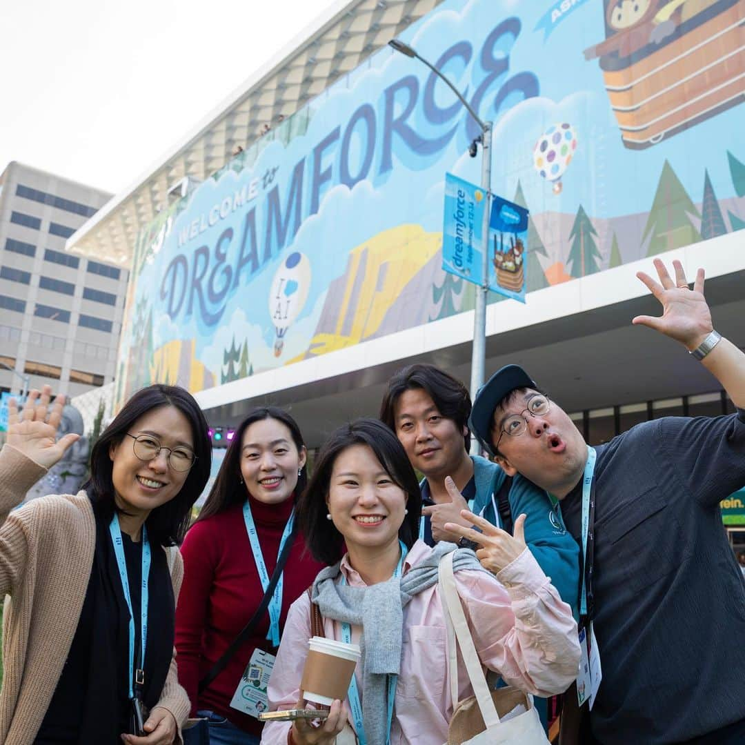 Salesforce のインスタグラム：「Thank you to the thousands of Trailblazers who joined us for 3 days of Data + AI + CRM + Trust at #DF23!  🤖 The #1 AI event 🤝 With the #1 AI CRM 🌉 In the #1 AI city in the world  ICYMI: Replay the magic on Salesforce+ at the link in bio.」