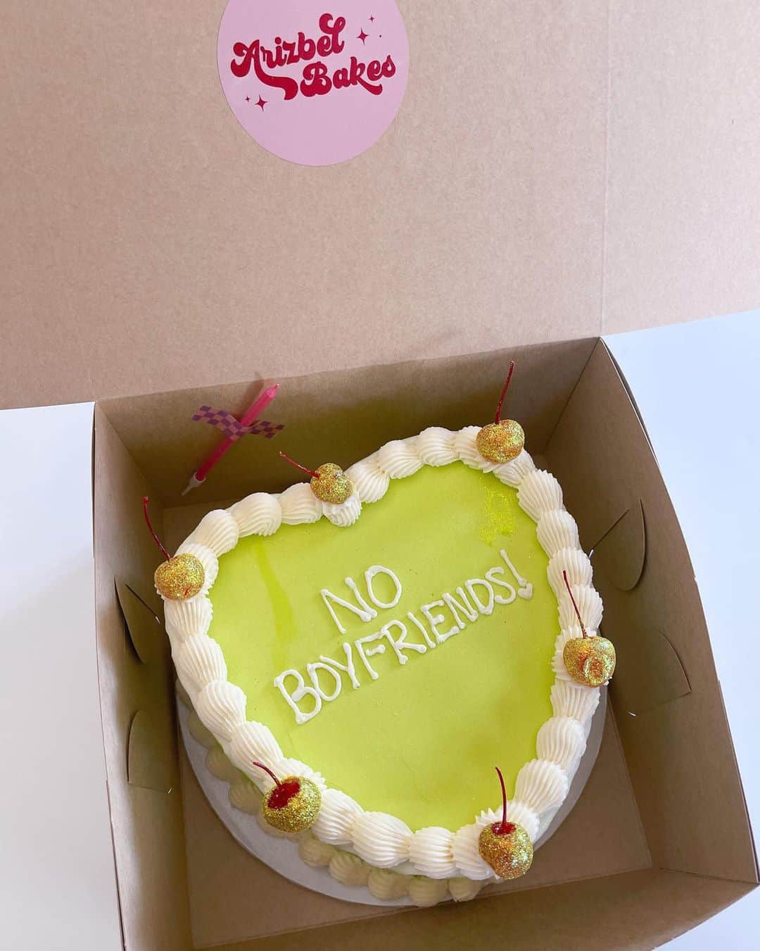 Cosmopolitanのインスタグラム：「Just a new rule I’m trying out. 🎂  #rg @arizbelbakes」