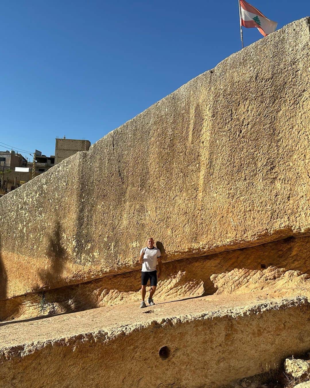 ジョルジュ・サンピエールのインスタグラム：「La plus grosse pierre taillée au monde est au 🇱🇧 à Baalbek.」