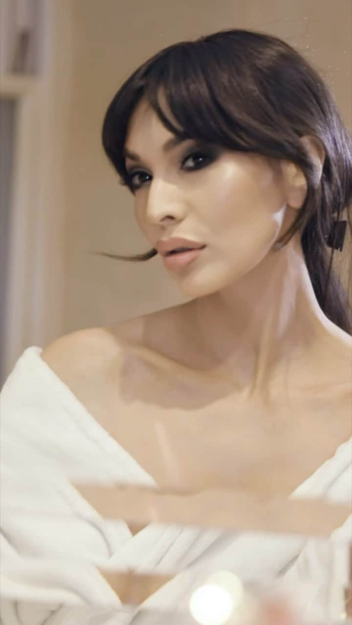 Zara Martinのインスタグラム：「Getting ready for the #VogueWorld after party with @esteelauder.  My go-to @esteelauder products:  #ReNutriv Ultimate Diamond Skincare #PureColorLipstick in shade Modern Muse #DoubleWear Stay-In-Place Foundation #ad @esteelauderuk」