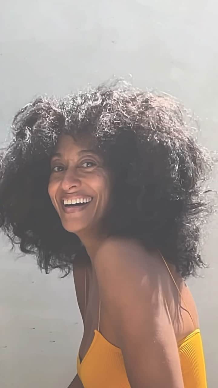 トレーシー・エリス・ロスのインスタグラム：「“Pray tell, Tracee…why are you speaking like you’re Queen Charlotte from Bridgerton??!?” because….behold, the Bounce Back Pre-Poo—the newest formula from @patternbeauty!  Marvel as it restores the bounce & springiness of your curls after heat or stretched styles & leaves them oh so supple & soft. So do be a dear and go to patternbeauty.com to get this treat for your strands. Ta-ta, cheerio, I bid you adieu…my chariot is here and I must be off 😂」