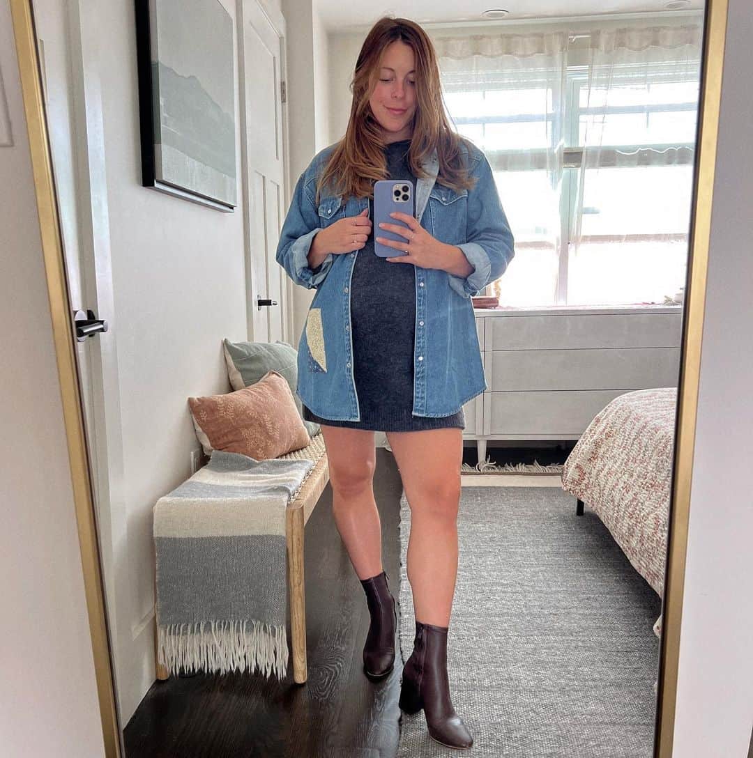アシュリー・ワグナーのインスタグラム：「28 weeks…can someone explain to me why all pregnancy looks make me look like the retired pregnant Barbie Midge!? Why are there so many ruffles!? How are women supposed to even think about feeling sexy swaddled in that much fabric!? WHY IS EVERYTHING FLORAL!?」