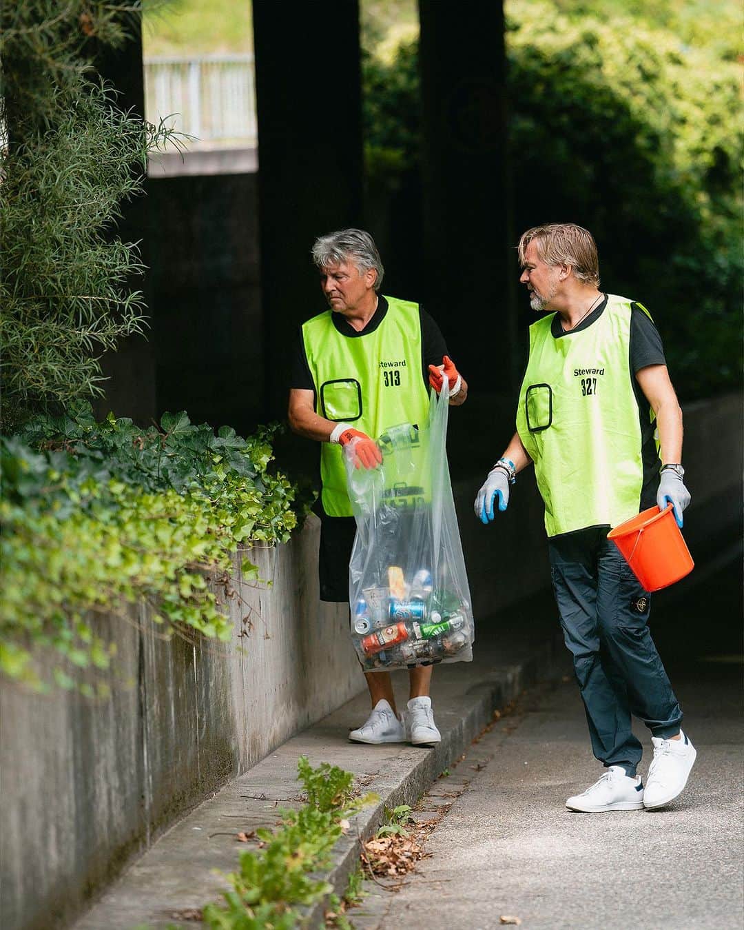 FCバーゼルさんのインスタグラム写真 - (FCバーゼルInstagram)「🌍🗑️Clean-Up-Day  Am Clean-Up-Day engagierte sich der FC Basel 1893 auch dieses Jahr für eine saubere Umwelt. Mitarbeitende des FCB befreiten das umliegende Areal vom St. Jakob-Park von Unrat, unsauberen Strassengräben und Gebüschen.  #FCBasel1893 #AlliZämme #cleanupday」9月16日 3時00分 - fcbasel1893