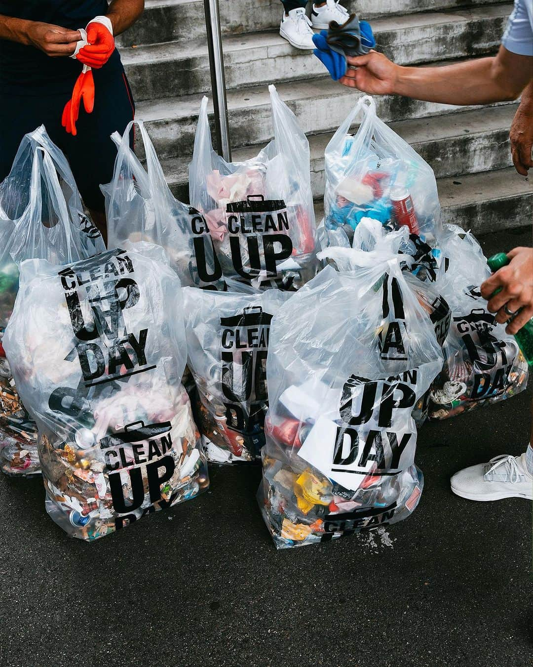 FCバーゼルのインスタグラム：「🌍🗑️Clean-Up-Day  Am Clean-Up-Day engagierte sich der FC Basel 1893 auch dieses Jahr für eine saubere Umwelt. Mitarbeitende des FCB befreiten das umliegende Areal vom St. Jakob-Park von Unrat, unsauberen Strassengräben und Gebüschen.  #FCBasel1893 #AlliZämme #cleanupday」