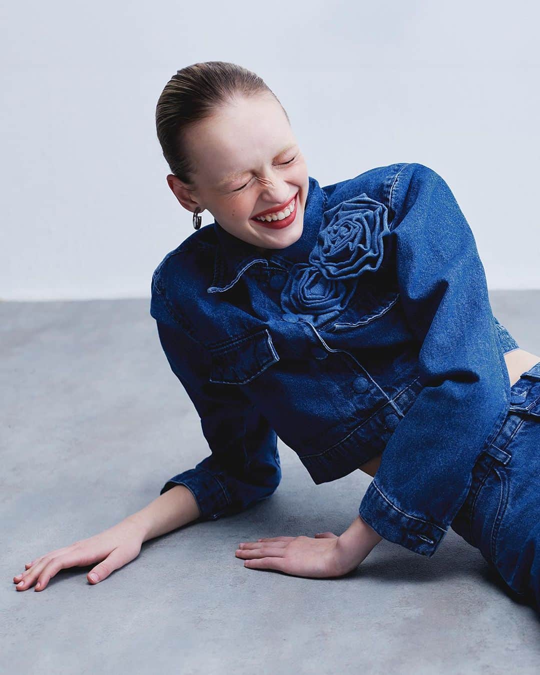 ロジャス・レナーのインスタグラム：「Look all jeans nada básico para fechar a semana? Temos! 💙 As tendências das maxi aplicações e as fendas laterais dão um up nas composições. Esses detalhes fazem toda a diferença e criam um estilo ainda mais fashionista. Compre clicando nas imagens. #Jeans #MaisJeans #AllJeans #Fashion   jaqueta curta jeans com flor 870047591 | calça jeans reta com cintura média 870047890」