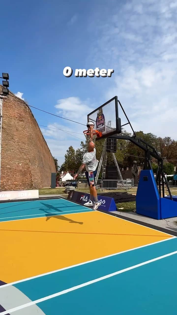 レッドブルのインスタグラム：「how far could you make it? 👀  🏀: @aigscream   🎤 catch all the action LIVE from Belgrade, Serbia 📍hosted by @lightning.lieven 🗓️ September 17, 2023 ⏰ 9:40 PM CET 📺 T!kT0k @redbull  #redbull #givesyouwiiings #basketball #redbullhalfcourt #halfcourtshot」