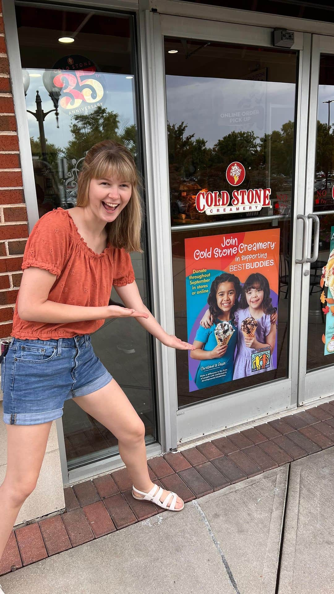 コールド・ストーン・クリーマリーのインスタグラム：「Anyone who knows me, knows I LOVE ice cream.❤️🍦  Coupling my love for ice cream with my passion for inclusion was my favorite thing I’ve done all week! 🤩   Shout out to @coldstone for organizing this unbeatable combination!  #ad #ColdStonePartner #ForEveryBuddy #inclusion #autism #autismacceptance #autistic #downsyndrome #disability #kindness #icecream」