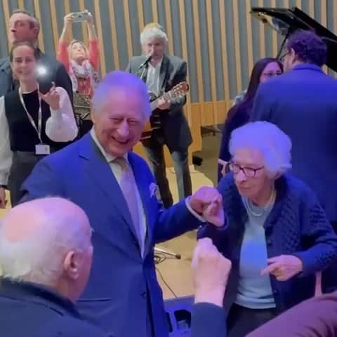 ロイヤル・ファミリーのインスタグラム：「Shana Tovah!   Warm wishes to everyone celebrating Rosh Hashanah this weekend.   🎥 The King dancing with members of the local Jewish community at @JW3London in December 2022.」