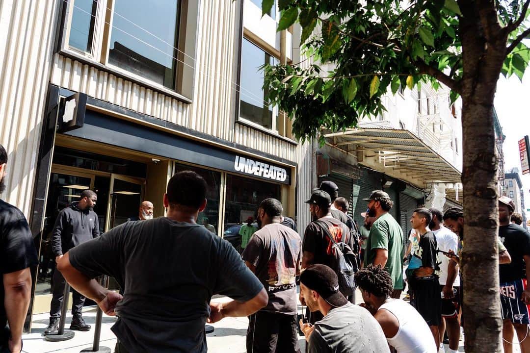 のインスタグラム：「UNDEFEATED New York  One week since the UNDEFEATED New York City chapter store opening.   Thank you to everyone who came out to support.  📷 @geethingsnyc」