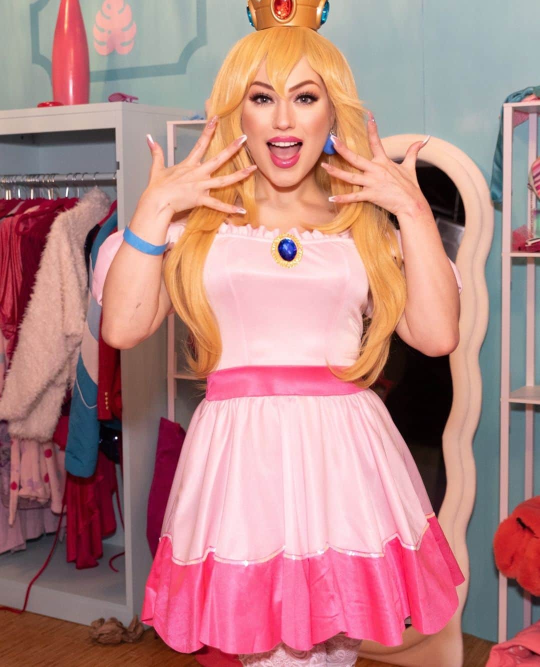 レッグアベニューさんのインスタグラム写真 - (レッグアベニューInstagram)「what's more precious?🍑⁠ @facesbyrachie in the Pink Princess Costume」9月16日 3時30分 - legavenue