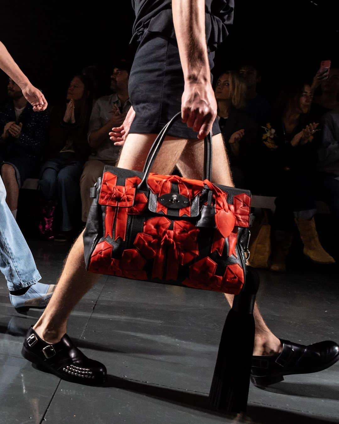 マルベリーのインスタグラム：「Fresh from Fashion Week.  Debuting at @stefan_cooke's SS24 runway show, our exclusive 27-piece collection is now available to buy.   Find out more via the link in bio #MulberryxStefanCooke」