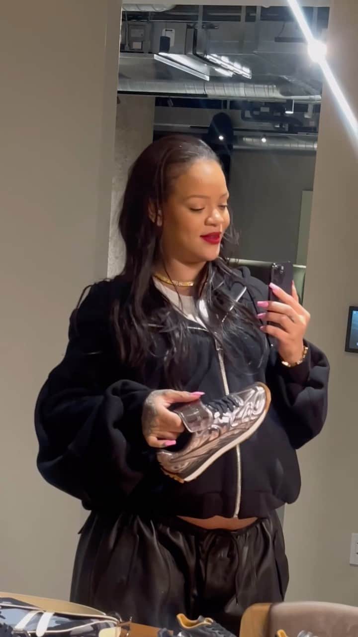 プーマのインスタグラム：「Behind the scenes of Avanti with @badgalriri 👀 #FENTYxPUMA​」