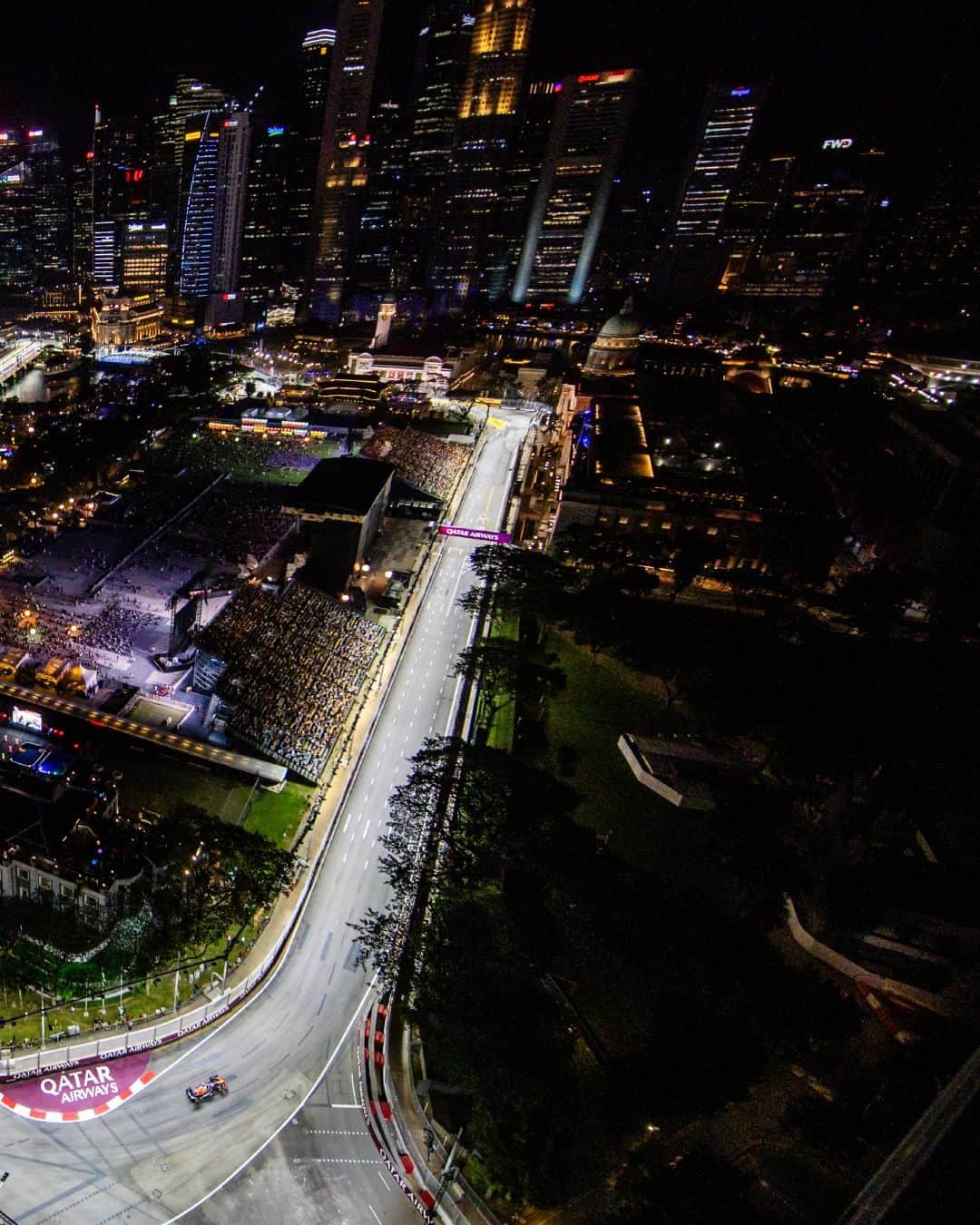 F1さんのインスタグラム写真 - (F1Instagram)「Friday on the streets of Singapore 🤩📸  #F1 #Formula1 #SingaporeGP」9月16日 3時55分 - f1