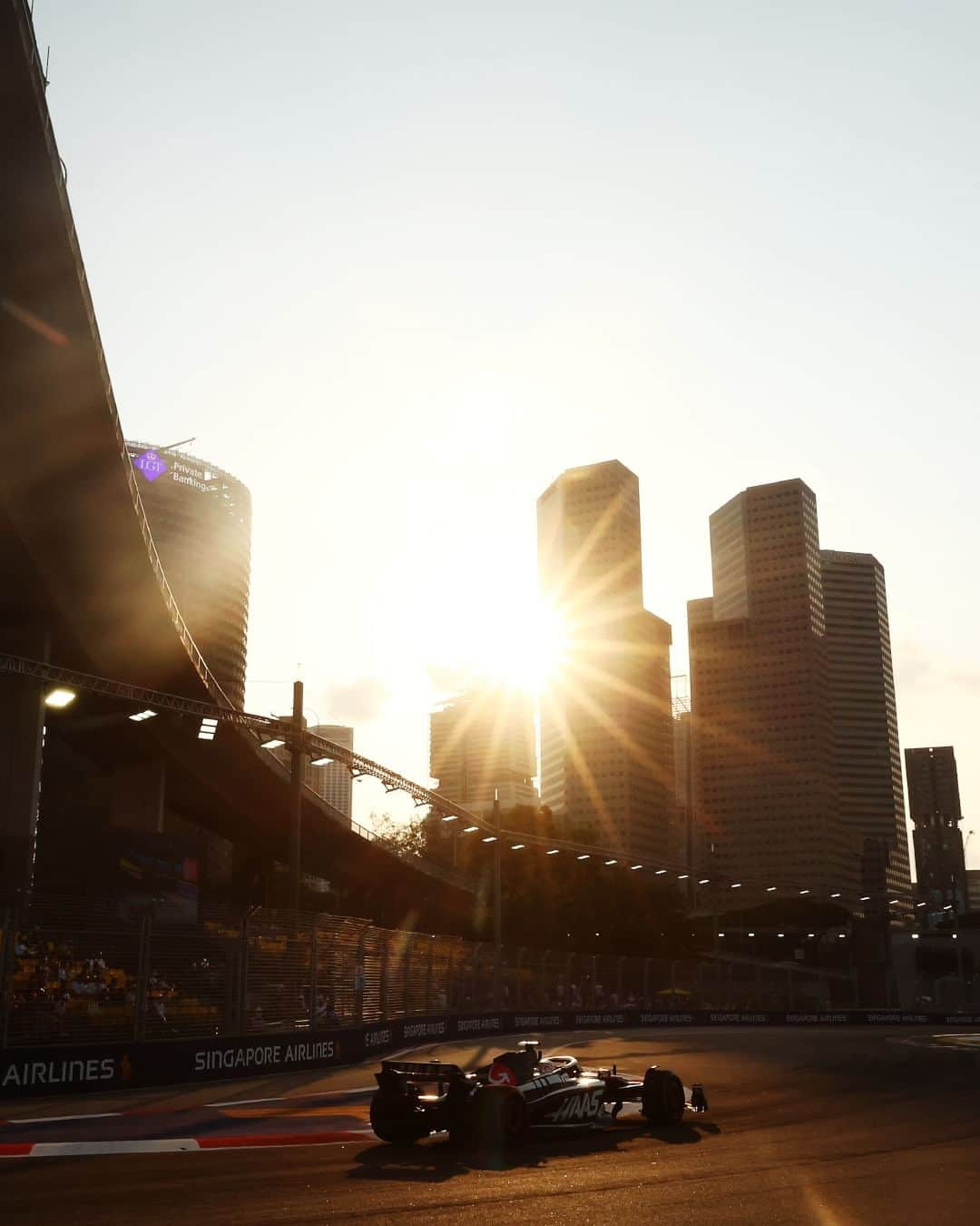 F1のインスタグラム：「Friday on the streets of Singapore 🤩📸  #F1 #Formula1 #SingaporeGP」