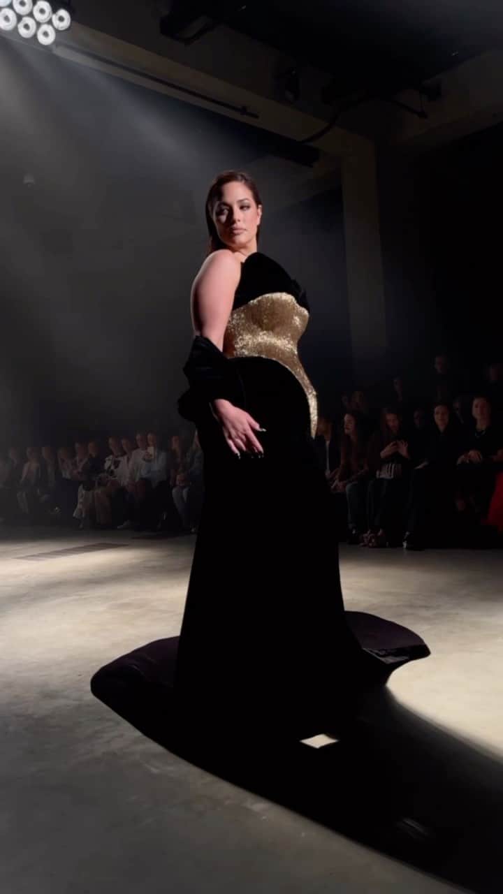 Vogue Españaのインスタグラム：「@harris_reed ha presentado esta tarde su colección primavera-verano 2024 en #londonfashionweek. En el último número de #vogueseptiembre, hablamos con el joven diseñador sobre su forma de entender el lujo, sus aspiraciones y sus próximos pasos en la firma homónima.  {La entrevista al completo, en el link de la bio}」