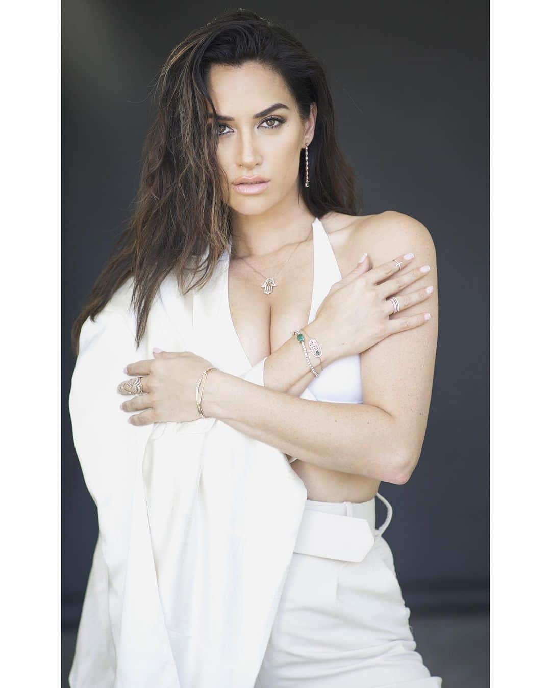 ドナ・フェルドマンのインスタグラム：「Spread the #sparkle @neelufinejewels @strawhat_productions #diamonds #emeralds #rosegold #hamsajewelry #shanatova #contentmarketing」