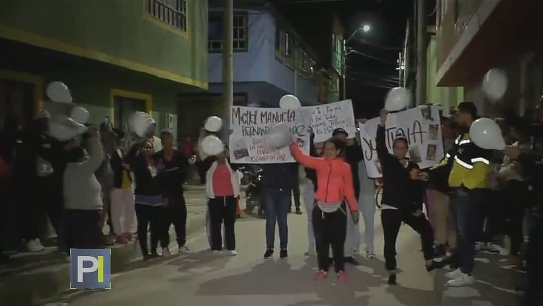 のインスタグラム：「📌 Decenas de personas se lanzan a la calles para exigir justicia tras la muerte de una niña de 6 años que se atragantó con el almuerzo de una escuela.  📺 Más en #PrimerImpacto a las 5pm/ 4C por @univision」