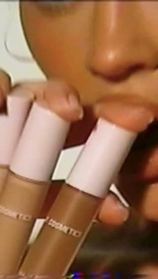 カイリー・ジェンナーのインスタグラム：「40 SHADES ! my brand new POWER PLUSH CONCEALER launches on September 27th 🫶🏻 KylieCosmetics.com @kyliecosmetics」
