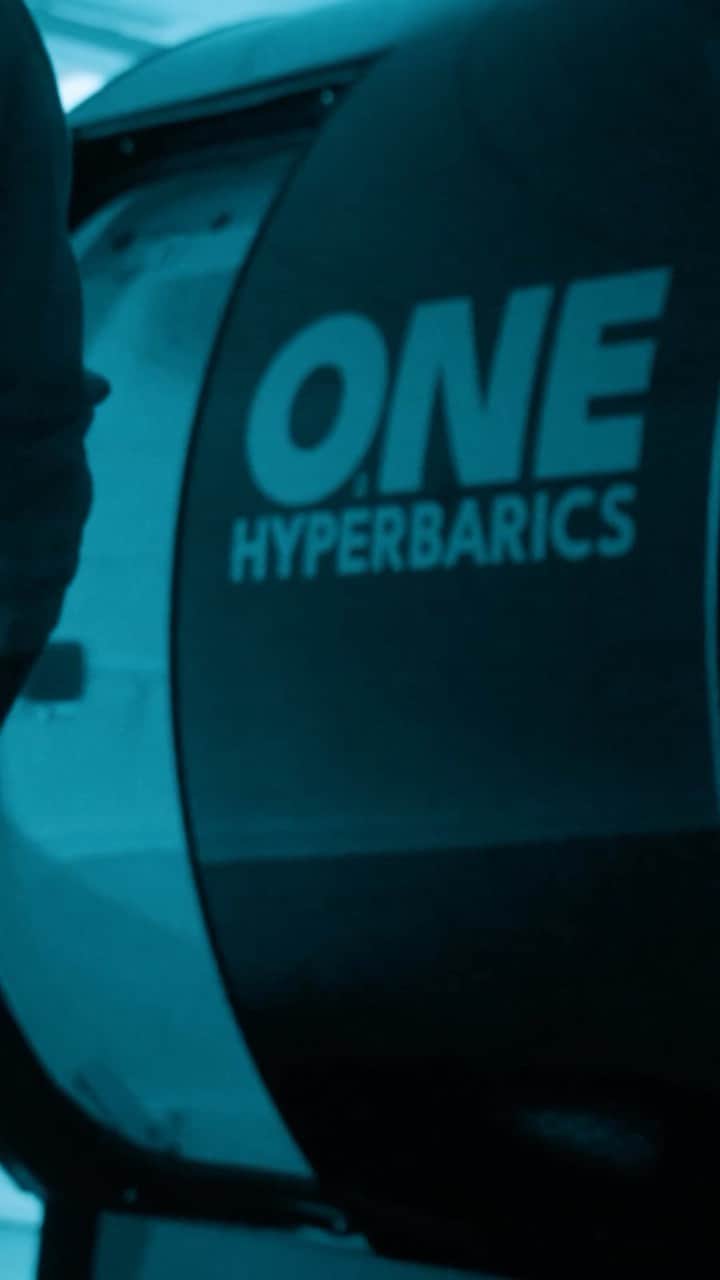 ジョルジェ・ルイス・フレーロのインスタグラム：「Over the past few months, I’ve dedicated several weekly sessions to this HBOT “time machine” that has significantly boosted my performance both on and off the field. I sleep so much better, my mental clarity is much sharper, and I recover faster from my intense workouts and games - this is truly a game-changer in my routine. Big love to my team at @one.hyperbarics for installing my own chamber in my home. JOIN THE HYPE #ONEHYPE #hyperbaricoxygentherapy #hbot #hyperbaricoxygenchamber」