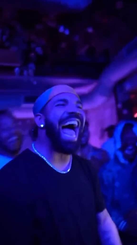 のインスタグラム：「Stay away from my girl @champagnepapi 😠 (credit: @maxgoodrich)」