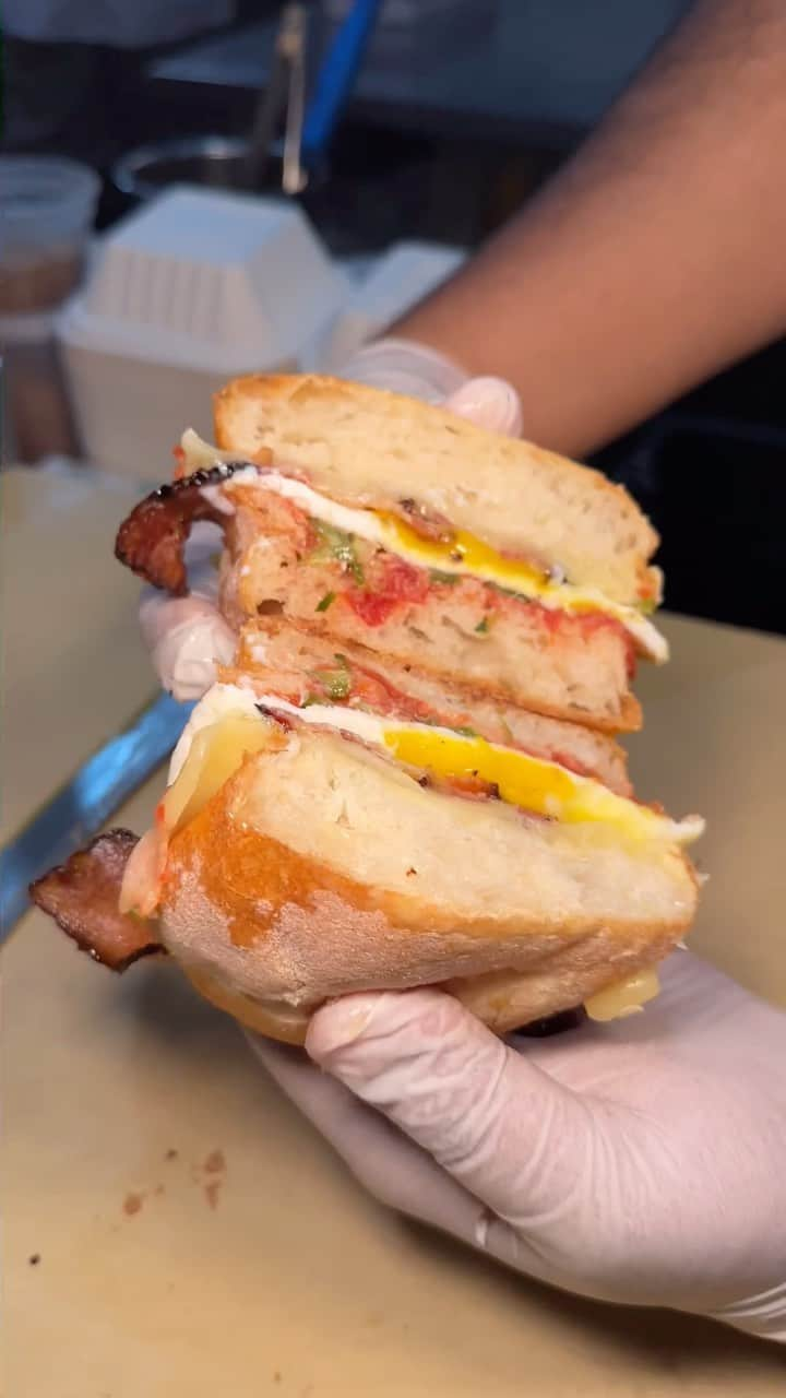 エッグショップのインスタグラム：「In the making of our delicious EGGSHOP BEC! 🍳🥓💥 #EGGSHOPNYC 📍151 Elizabeth Street (Nolita) 📍138 N 8th (Williamsburg)」