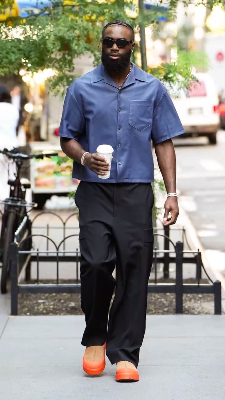 アグのインスタグラム：「Does @fchwpo think about the Roman Empire? Y/N Does Jaylen Brown look ❤️‍🔥 in this outfit? Y/N Do you want Jaylen Brown’s shoes? Y/N  If you said yes to all 3 you’re our bestie.  #UGG #FeelsLikeUgg #JaylenBrown #BasketballFashion #MensFashion #Celtics」