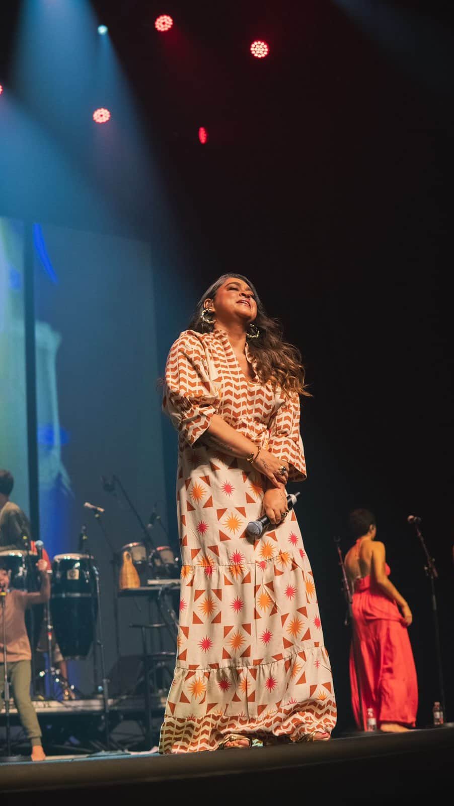 Preta Gilのインスタグラム：「Nos dias que passei no hospital me recuperando da cirurgia, eu sonhei em fazer esse show com a #FamíliaGil!  E o dia chegou! Fui com autorização dos meus médicos, que inclusive estavam lá para nos prestigiar!   Sentir o amor de vocês de perto é sempre único. Foi lindo demais, Sampa!!! EU AMO VOCÊS! ❤️   Hoje e amanhã tem mais, ingressos esgotados!!! #NósAGente  Vídeo: @nattannaella」