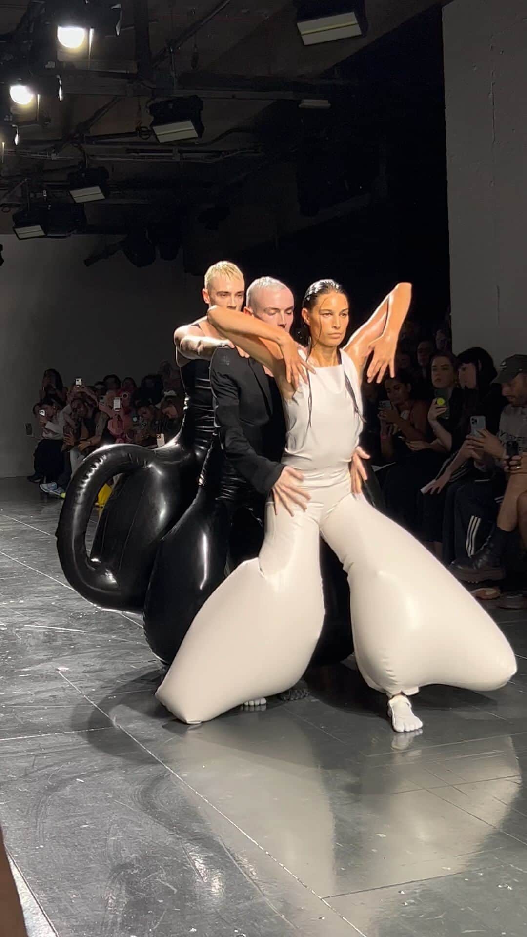スージー・ロウのインスタグラム：「Viscerally felt the sweat of these dancers in @harri_ks ‘a extraordinary latex body sculptures for his first runway show But that’s what it takes these days to make it … a whole lotta 🥵🥵🥵」