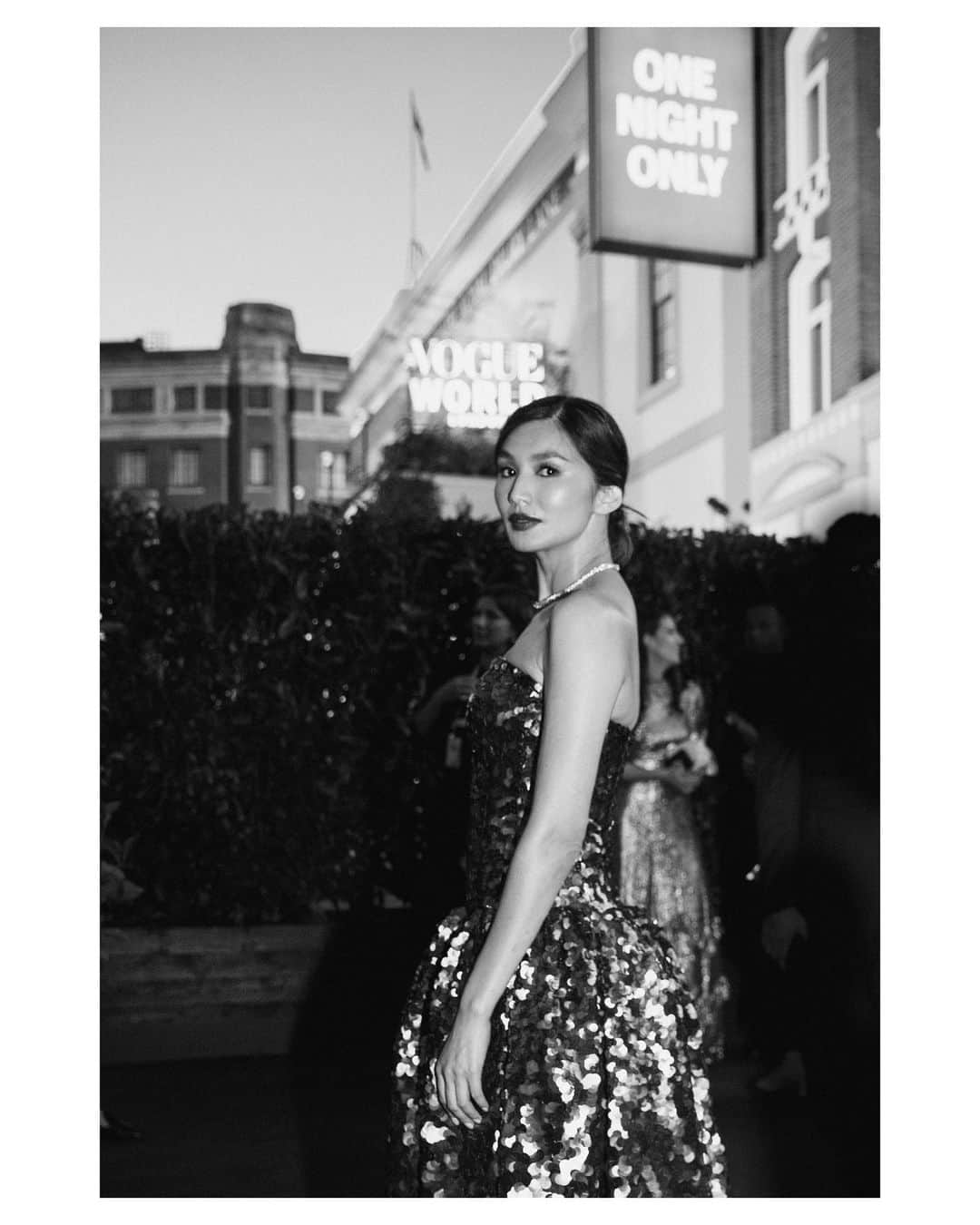 ジェンマ・チャンさんのインスタグラム写真 - (ジェンマ・チャンInstagram)「One night only🌹Thank you @voguemagazine @britishvogue Anna Wintour & @edward_enninful #VogueWorld  Thanks as always to the talented team behind this look, I felt a million bucks✨  Wearing custom @louisvuitton by @nicolasghesquiere & High Jewelry by @francescaamfitheatrof  Styling @rebeccacorbinmurray  Hair @bentalbott  Makeup @ninninummela  Nails @michelleclassnails   Red carpet photography @gettyimages  BTS photography @iona.wolff   Shot at @thesavoylondon @fairmonthotels」9月16日 4時35分 - gemmachan