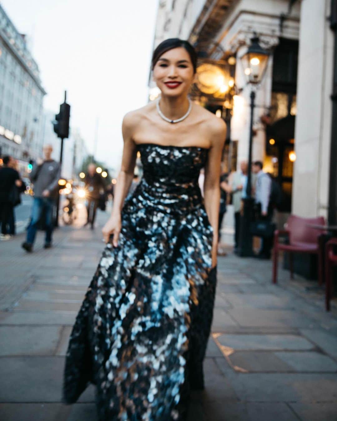 ジェンマ・チャンさんのインスタグラム写真 - (ジェンマ・チャンInstagram)「One night only🌹Thank you @voguemagazine @britishvogue Anna Wintour & @edward_enninful #VogueWorld  Thanks as always to the talented team behind this look, I felt a million bucks✨  Wearing custom @louisvuitton by @nicolasghesquiere & High Jewelry by @francescaamfitheatrof  Styling @rebeccacorbinmurray  Hair @bentalbott  Makeup @ninninummela  Nails @michelleclassnails   Red carpet photography @gettyimages  BTS photography @iona.wolff   Shot at @thesavoylondon @fairmonthotels」9月16日 4時35分 - gemmachan