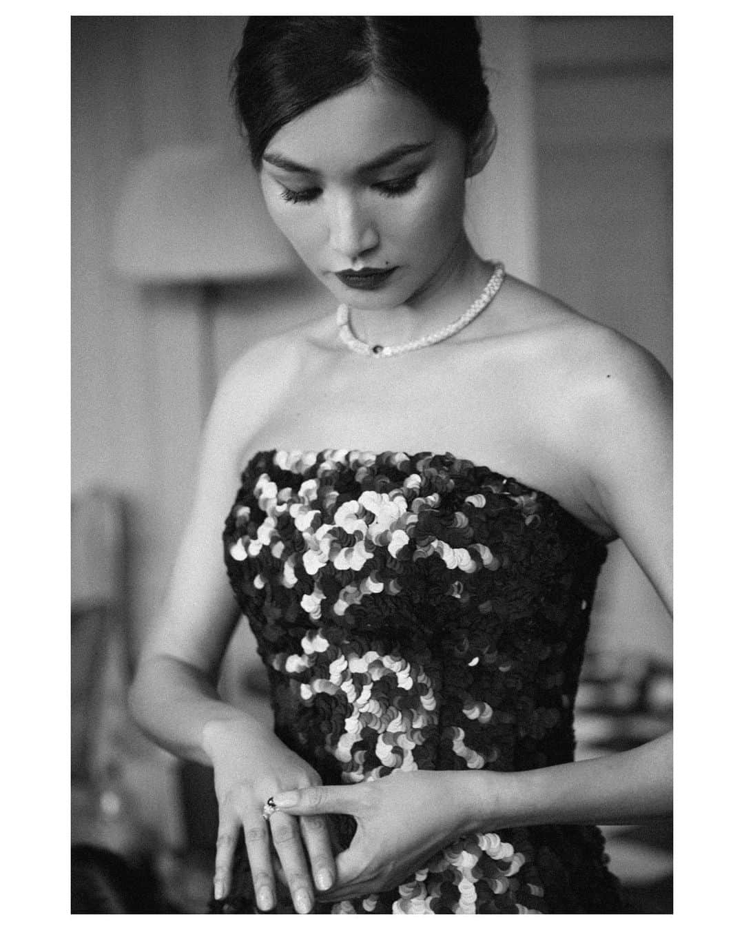ジェンマ・チャンさんのインスタグラム写真 - (ジェンマ・チャンInstagram)「One night only🌹Thank you @voguemagazine @britishvogue Anna Wintour & @edward_enninful #VogueWorld  Thanks as always to the talented team behind this look, I felt a million bucks✨  Wearing custom @louisvuitton by @nicolasghesquiere & High Jewelry by @francescaamfitheatrof  Styling @rebeccacorbinmurray  Hair @bentalbott  Makeup @ninninummela  Nails @michelleclassnails   Red carpet photography @gettyimages  BTS photography @iona.wolff   Shot at @thesavoylondon @fairmonthotels」9月16日 4時35分 - gemmachan