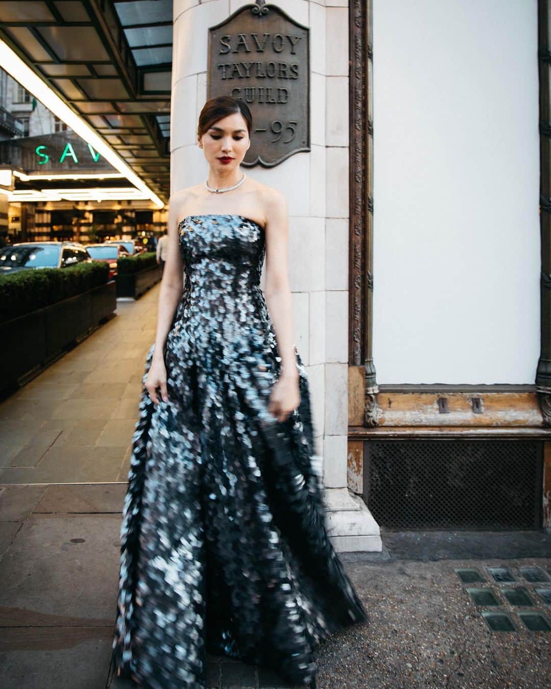 ジェンマ・チャンさんのインスタグラム写真 - (ジェンマ・チャンInstagram)「One night only🌹Thank you @voguemagazine @britishvogue Anna Wintour & @edward_enninful #VogueWorld  Thanks as always to the talented team behind this look, I felt a million bucks✨  Wearing custom @louisvuitton by @nicolasghesquiere & High Jewelry by @francescaamfitheatrof  Styling @rebeccacorbinmurray  Hair @bentalbott  Makeup @ninninummela  Nails @michelleclassnails   Red carpet photography @gettyimages  BTS photography @iona.wolff   Shot at @thesavoylondon @fairmonthotels」9月16日 4時35分 - gemmachan