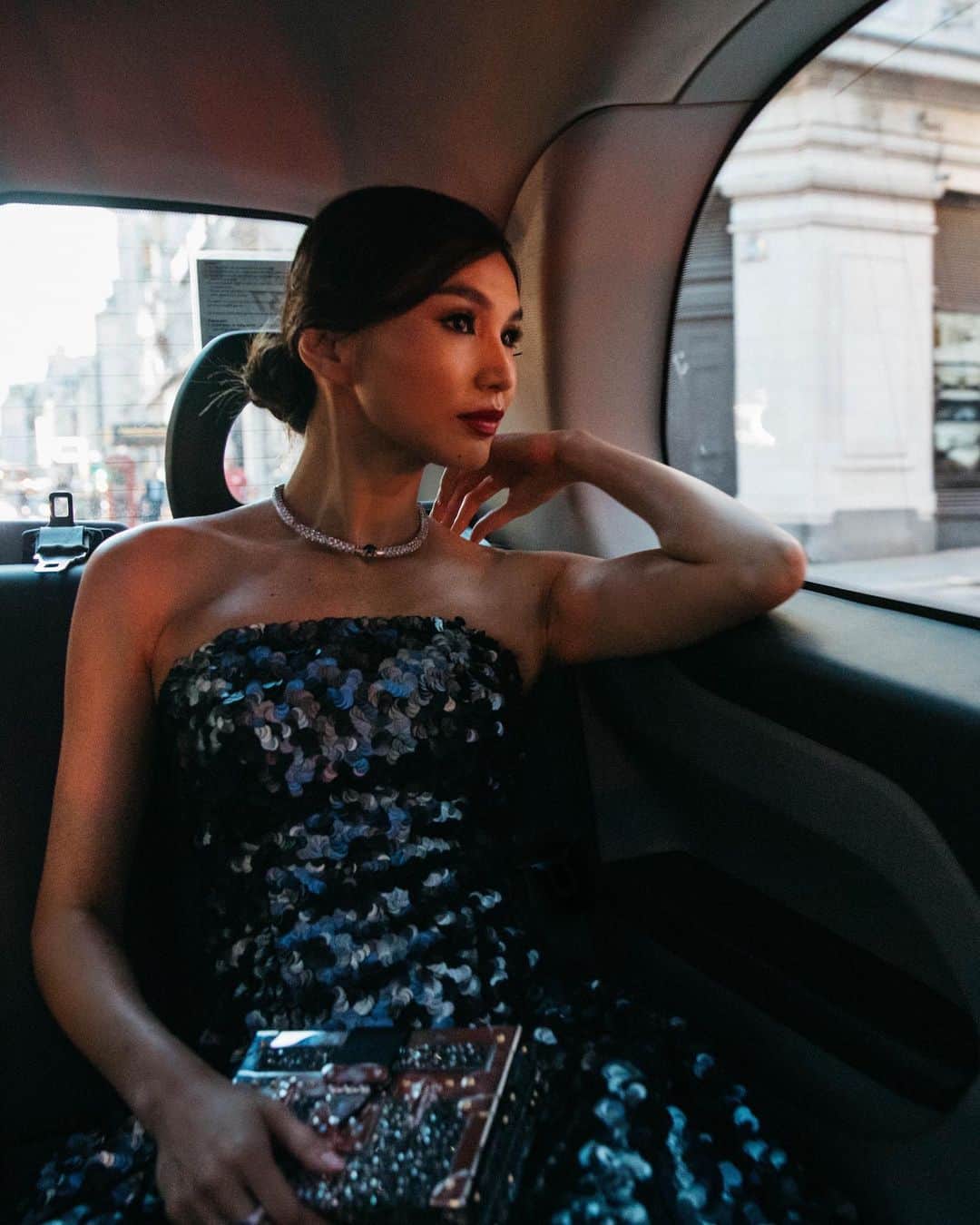 ジェンマ・チャンさんのインスタグラム写真 - (ジェンマ・チャンInstagram)「One night only🌹Thank you @voguemagazine @britishvogue Anna Wintour & @edward_enninful #VogueWorld  Thanks as always to the talented team behind this look, I felt a million bucks✨  Wearing custom @louisvuitton by @nicolasghesquiere & High Jewelry by @francescaamfitheatrof  Styling @rebeccacorbinmurray  Hair @bentalbott  Makeup @ninninummela  Nails @michelleclassnails   Red carpet photography @gettyimages  BTS photography @iona.wolff   Shot at @thesavoylondon @fairmonthotels」9月16日 4時35分 - gemmachan