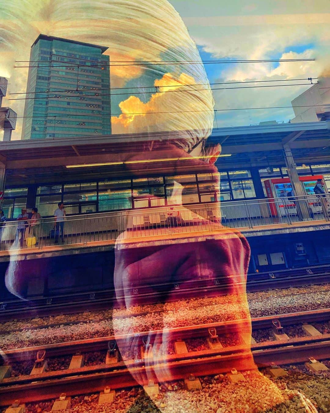 イマイアキノブのインスタグラム：「ꗽおはよう そして おやすみ  イエスタデイ 頁1 静岡駅 overlaps with me @taka_kg  頁2 私の大好きな画家 Amalia Angulo Alvarezの作品 @amalitangulo  頁3 蒲郡北駅前地下街にて 頁4,5 岐阜市LIVINGSTONEにて @livingstone_gifu  頁6 猫のちび太(雌) 安堵 ミィ  ⚠️頁5 エクトプラズム 在り」