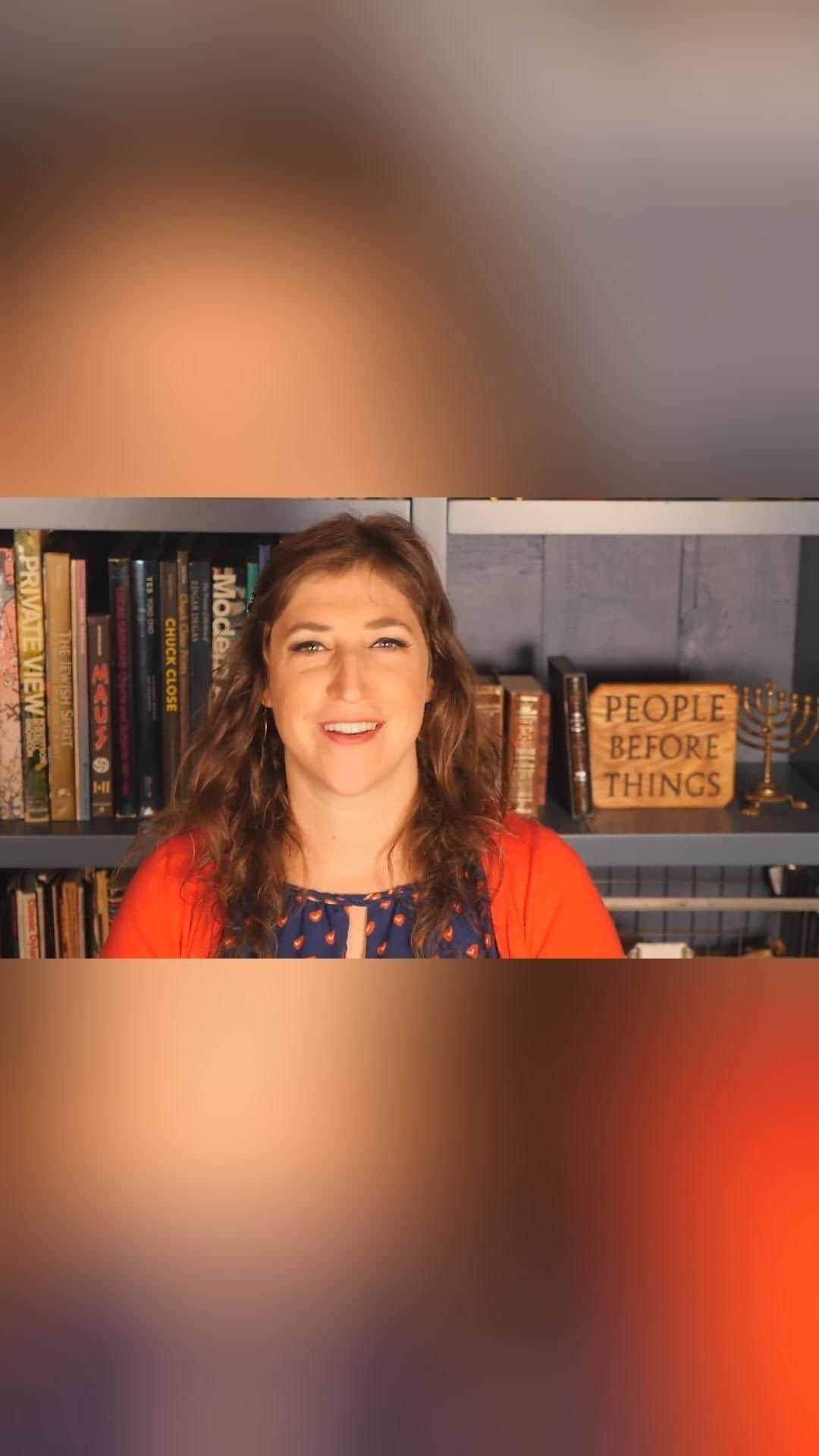 メイム・ビアリクのインスタグラム：「Most of the fall holidays occur on weekends so it’ll be less noticeable that I’m off the grid this weekend for Rosh Hashana but wishing everyone a sweet and healthy 5784. Talk to you all in “the days between” next week! שנה טובה 🍎 🍯」