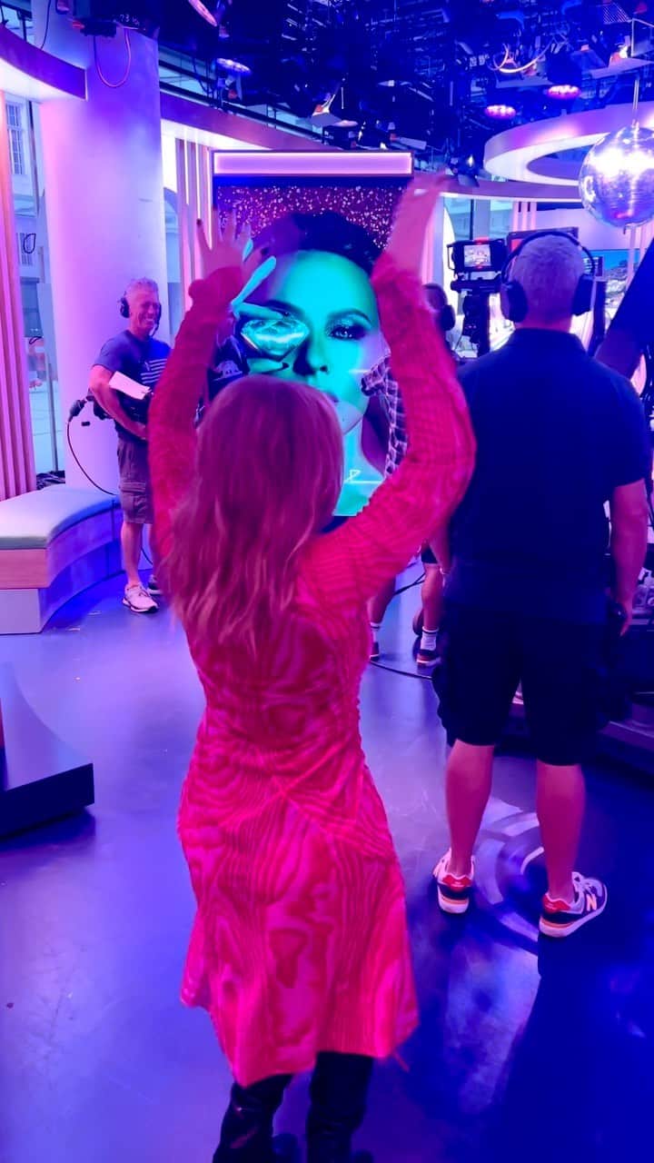 カイリー・ミノーグのインスタグラム：「Guess where I’ve been tonight 💃 Oneeeeeeee ✨ @bbctheoneshow #theoneshow」