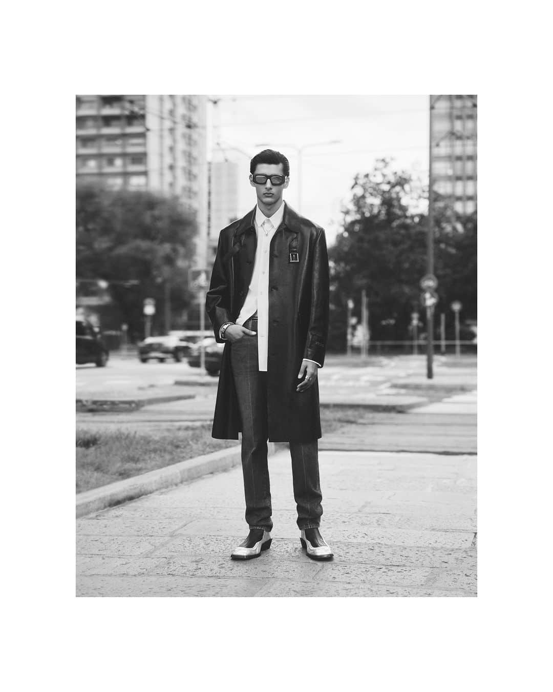 ジャンニヴェルサーチのインスタグラム：「Denim for Fall-Winter 2023  Akbar wears leather coat; heritage shirt; denim tailored pants; Solare boots  Photography by Ilya Lipkin  #VersaceFW23」
