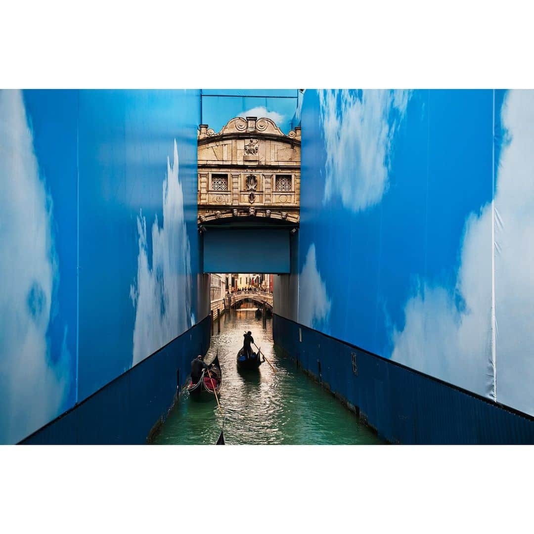 スティーブ・マカリーのインスタグラム：「A gondolier makes his way through a canal in Venice. The buildings on either side are under renovation. The bridge ahead, The Bridge of Sighs, takes its name from the heavy sighs of prisoners who, crossing the bridge to go to prison, knew they were probably seeing Venice for the last time.  Venice, Italy, 2011.」