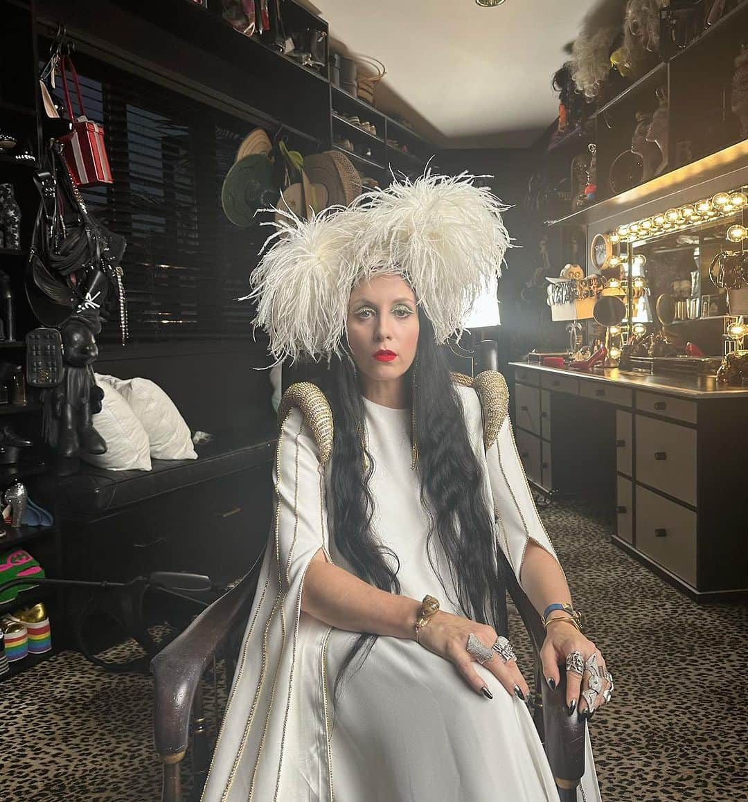 B. Akerlundのインスタグラム：「My happy place ….. in the  closet 🙃. look from @theresidencyexperience gown @afffair.fff headpiece @piersatkinson」