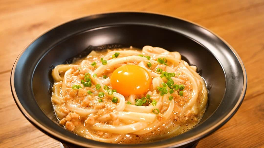 馬場裕之のインスタグラム：「スタミナ満点「油うどん」をご紹介♪  やみつき　必至！ 材料を合わせるだけの超簡単レシピ ですので、ぜひお試し下さい😋  【材料（1人前）】  　▷冷凍うどん：1玉 　 　▷小ネギ：2本  【タレ】 　▷卵：1個  　▷ひきわり納豆：1パック 　 　▷鶏ガラスープの素：小さじ1/2 　 　▷オイスターソース：小さじ2 　▷醤油：小さじ1/2 　▷にんにくチューブ：2cm 　▷炒りごま：適量 　▷一味唐辛子：適量 　▷黒コショウ：適量 　▷ごま油：大さじ2  #馬場ごはん #料理 #うどん #油うどん #冷凍うどん #スタミナ #激安 #ロバート馬場　　 #おうちごはん #ロバート」