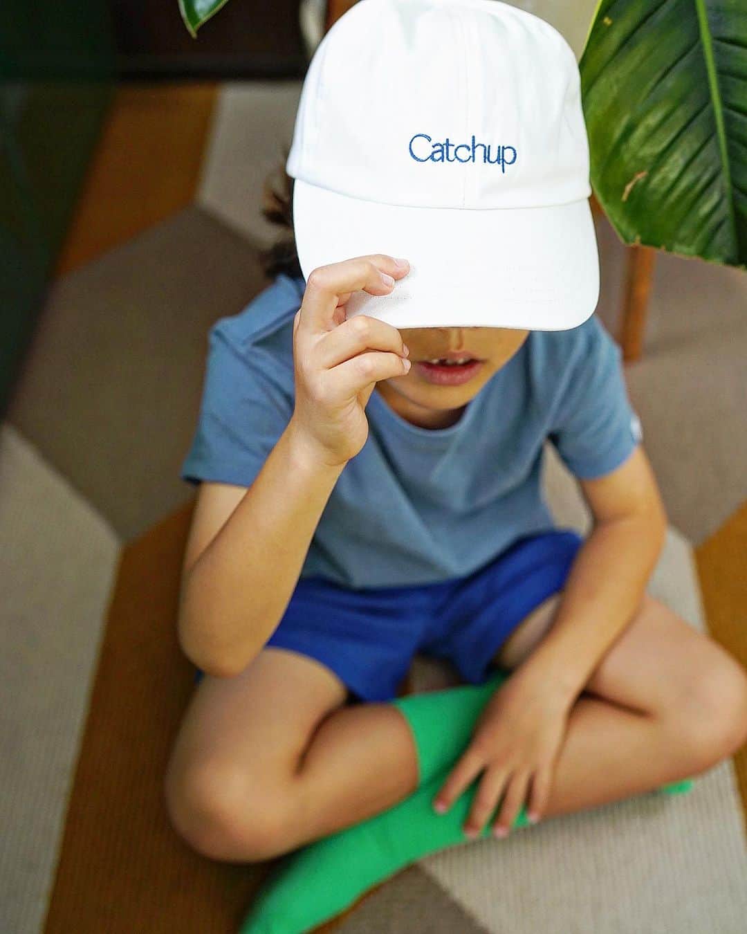 山城葉子さんのインスタグラム写真 - (山城葉子Instagram)「. catchup "ケチャップ" オリジナルキャップ🧢  デザインは2種。白 / ブルー / ピンクの３色が好評発売中です。  サイズは3サイズ。後ろで調整出来ます。 2歳〜小学校低学年くらいのお子さまがおかぶり頂けます。 まだまだ日差しが強いので帽子は必須。仁くんはピンクがお気に入り🤭」9月16日 10時30分 - yokoyamashiro