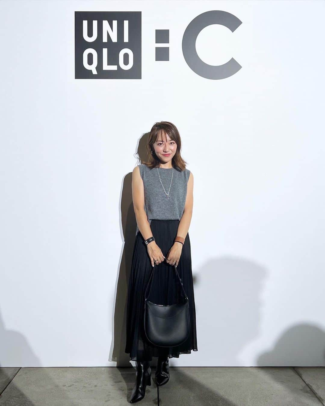 maricoさんのインスタグラム写真 - (maricoInstagram)「上下#uniqloc を着て行ったよ☺︎ なぜ二の腕全開で行ったのか🫠  tops▶︎#カシミヤクルーネックショートセーター Mサイズ　￥6,990- sk▶︎#シフォンプリーツスカート Sサイズ　¥4,990- bag▶︎レザータッチワンハンドルバッグ ¥2,990-  モデルさんたちがかっこよかった😳✨Cのアウターも可愛かったよ🥺❤️  二の腕はもう出さない🫠  @uniqlo_with  @uniqlo_jp  #uniqlo#ユニクロ#ユニクロコーデ#低身長コーデ#キレイめコーデ#プリーツスカート#153cmコーデ」9月16日 10時25分 - marico__0088