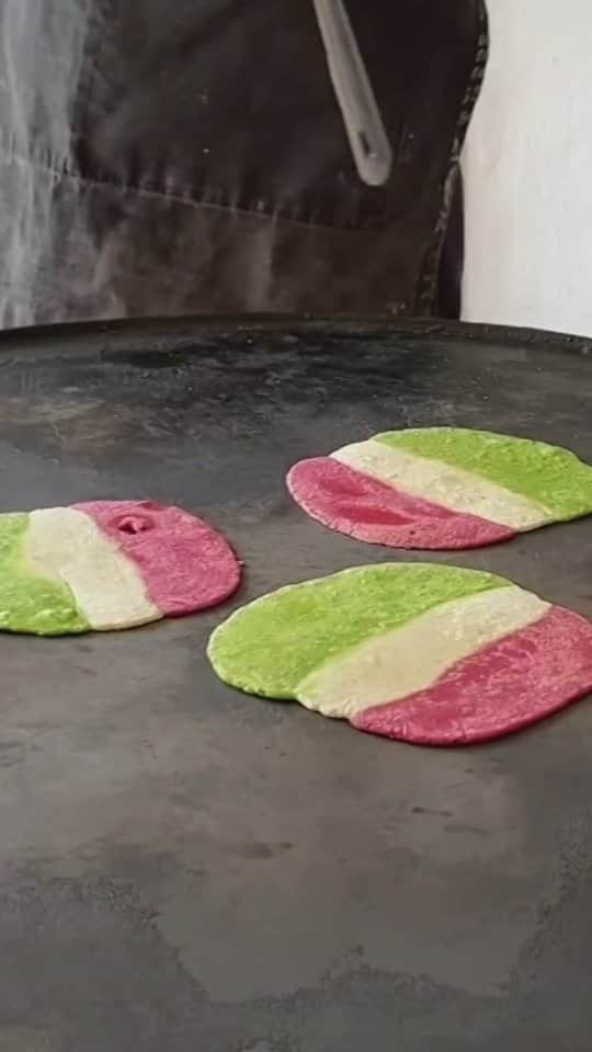 Primer Impactoのインスタグラム：「🇲🇽 Con sabor a México: el verde, blanco y rojo de la bandera adornan estos originales platillos con los que se celebran las fiestas patrias. La información es de @ivanmaciasnews  📺 Más en Primer Impacto a las 5pm/ 4C de lunes a viernes por @univision」