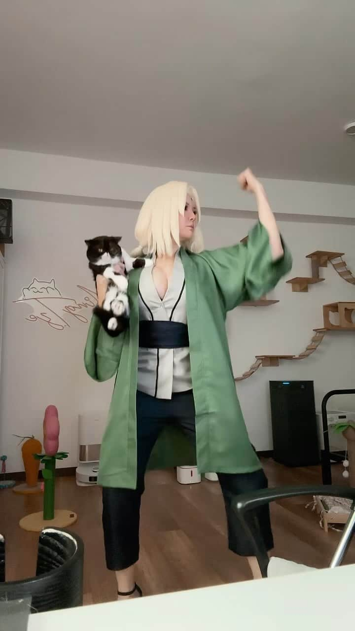 YingTzeのインスタグラム：「Ninjutsu Training with my cats 💪🏻 🤛🏻🦵🏻  #tsunadesenju #tsunade #narutocosplay」